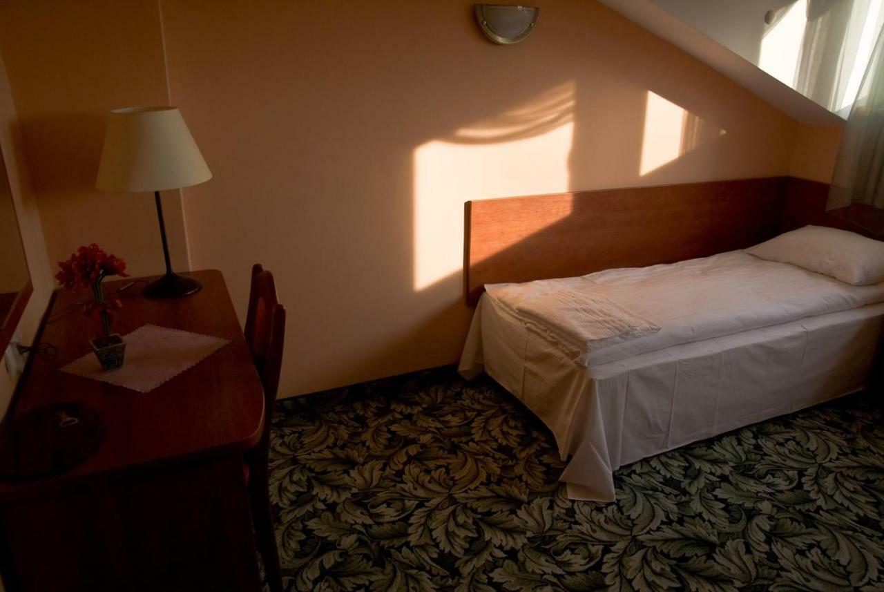 Dwor Dluzniewo Bed & Breakfast エクステリア 写真