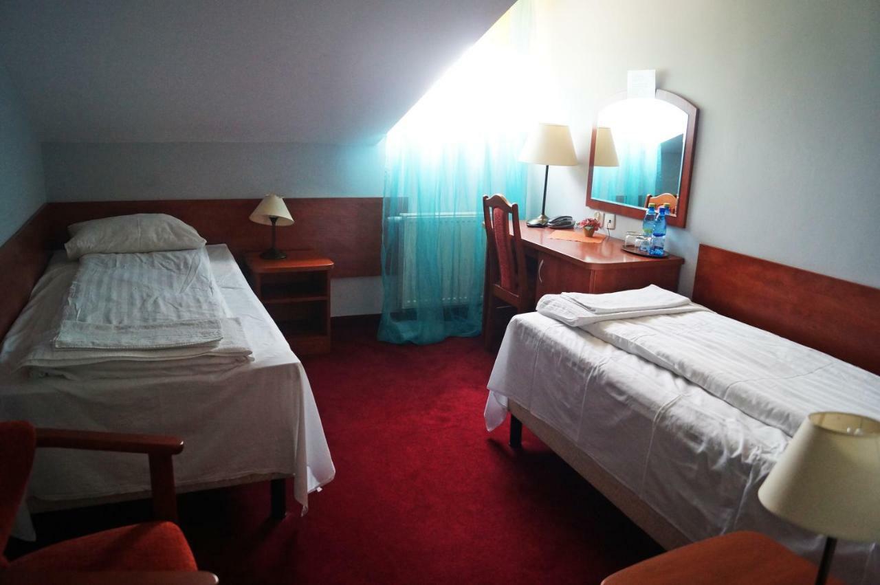 Dwor Dluzniewo Bed & Breakfast エクステリア 写真
