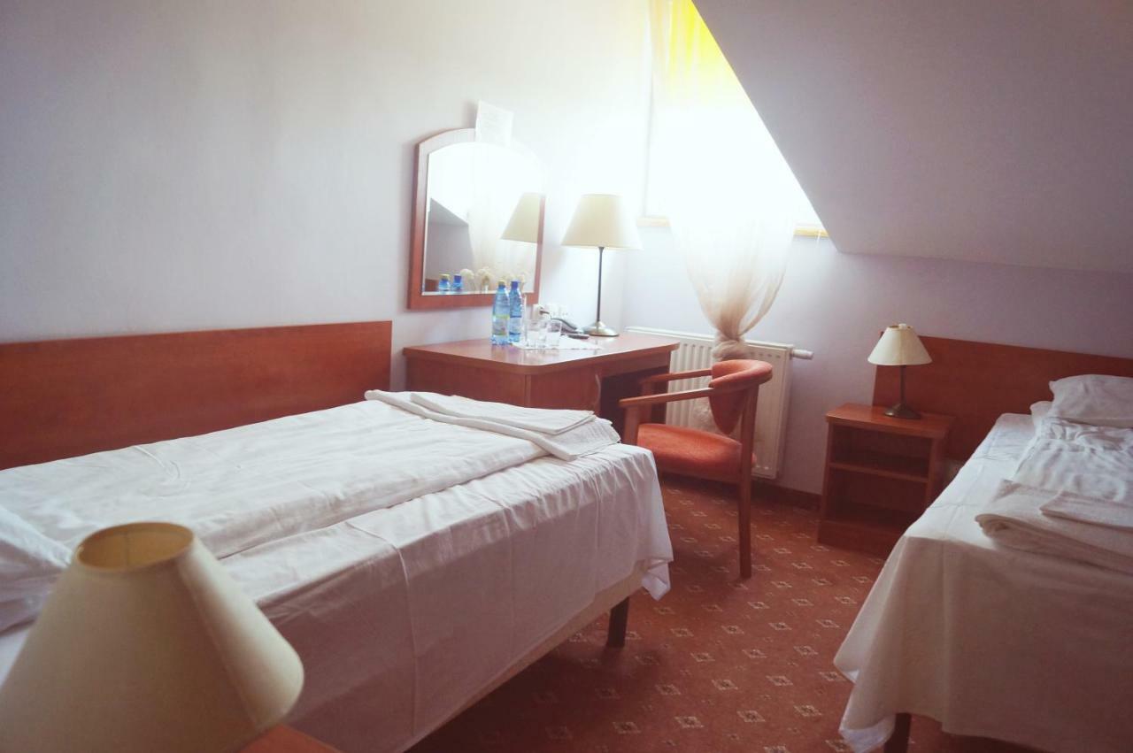 Dwor Dluzniewo Bed & Breakfast エクステリア 写真