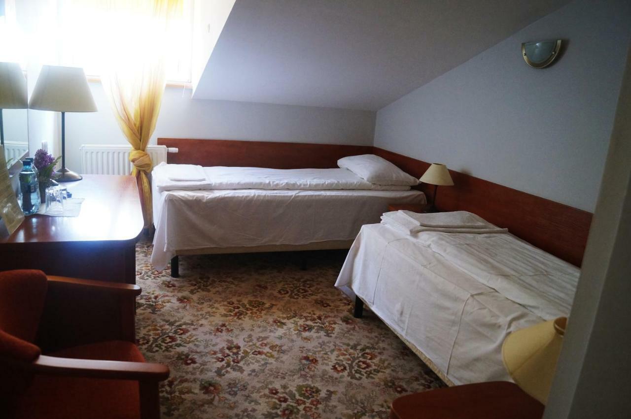 Dwor Dluzniewo Bed & Breakfast エクステリア 写真